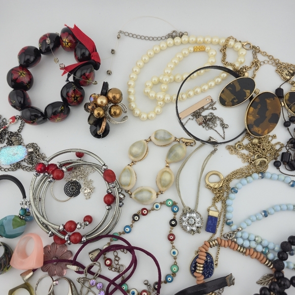Mystery Jewelry Lot – Exactly as Pictured – Vintage & Modern Mix - Picture 6 of 6